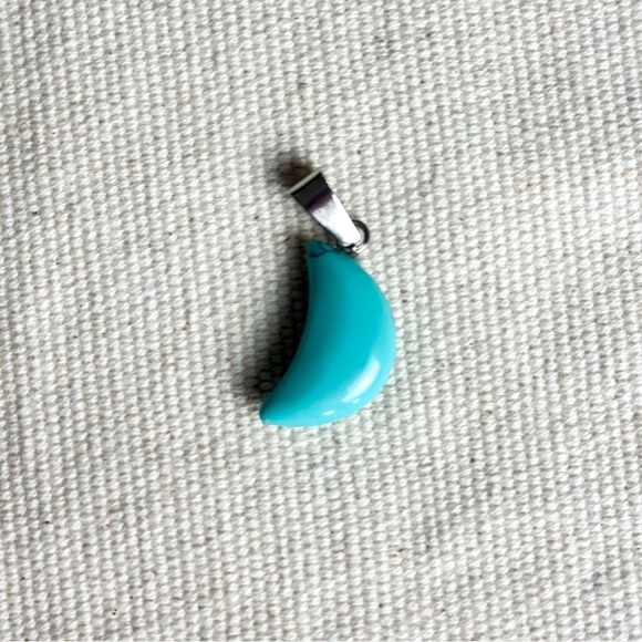 🍒 5 for $11 Blue Howlite crescent moon pendant - Picture 2 of 6